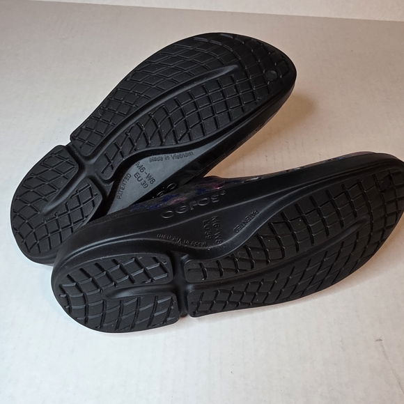 Oofos OOcloog Limited Edition Metallic Print Recovery Clogs.  Unisex - Picture 10 of 11